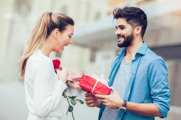 Romantiker Mann Schenkt Frau Blumen Und Geschenkschachteln Zum Valentinstag Oder — Stockfoto