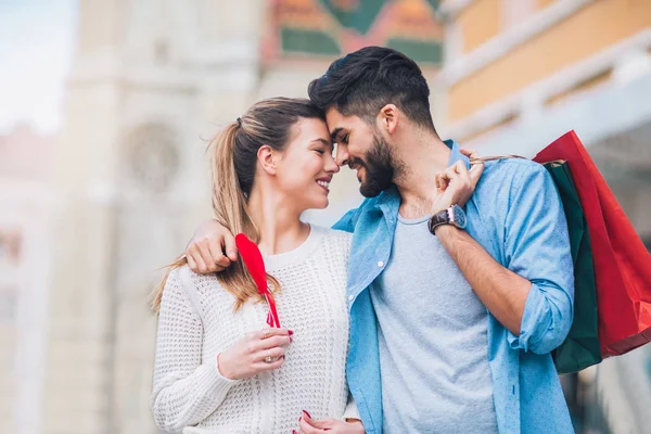 Happy Couple Shopping Together Hugging — Stock Photo, Image