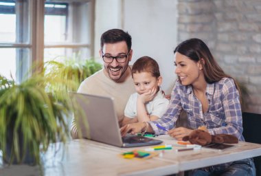 Modern aile masada eğitmek için dizüstü bilgisayar kullanarak