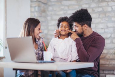 Kız ve karışık yarış veliler dizüstü evde kullanma