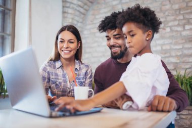 Kız ve karışık yarış veliler dizüstü evde kullanma