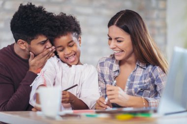 Anne ve kızı ile çizim ve having fun evde baba.