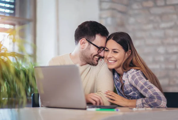 Young Couple Using Laptop Desk Home — Stock Photo, Image