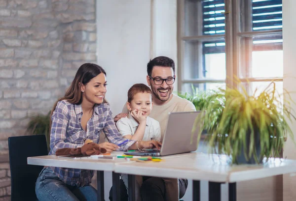 Modern Familj Använder Laptop För Att Utbilda Skrivbord — Stockfoto