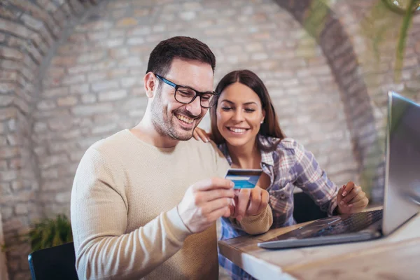 Pareja Joven Con Ordenador Portátil Tarjeta Crédito Compra Línea — Foto de Stock