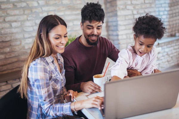 Girl Mixed Race Parents Using Laptop Home — Stock Photo, Image