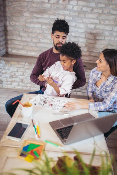 Kız ve karışık yarış veliler dizüstü evde kullanma