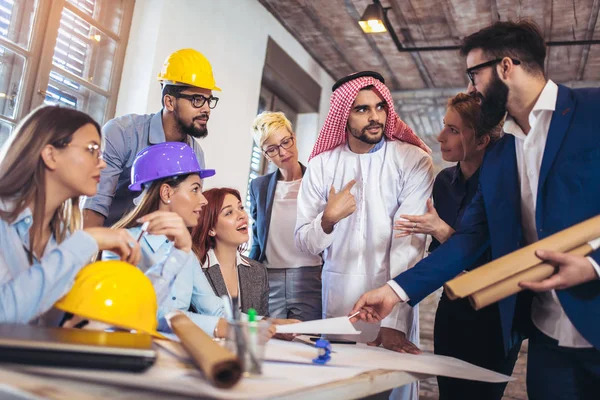 Empresarios Árabes Occidentales Hablando Inversiones —  Fotos de Stock