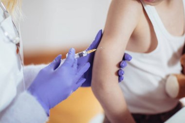 Doktor aşı enjeksiyon yapıyor bir çocuk, tıp, sağlık kavramı