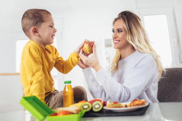 Madre Che Prepara Colazione Suoi Figli Mattino Uno Spuntino Scuola — Foto Stock