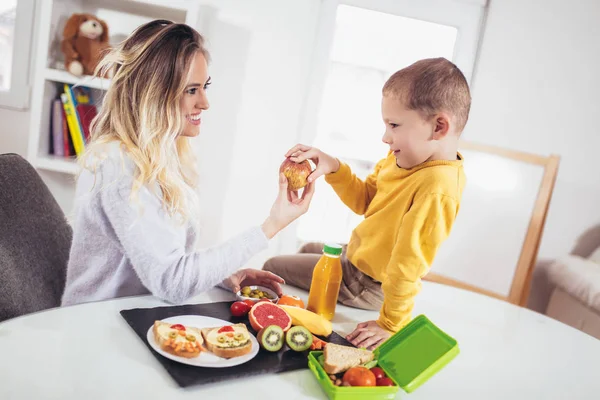 Madre Haciendo Desayuno Para Sus Hijos Por Mañana Aperitivo Para —  Fotos de Stock