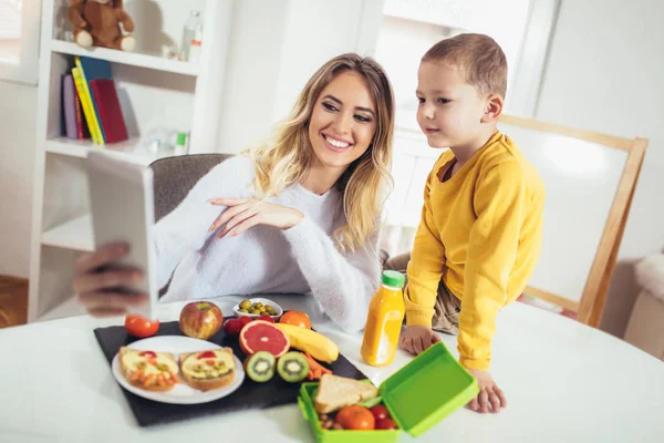 Madre Haciendo Desayuno Para Sus Hijos Por Mañana Aperitivo Para —  Fotos de Stock