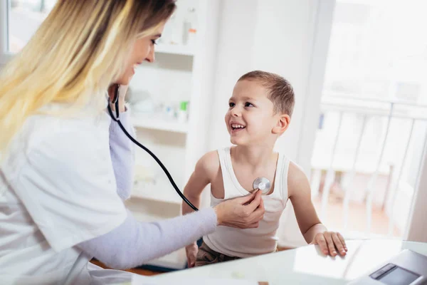 Médico Examinando Menino Por Estetoscópio Medicina Saúde Pediatria Conceito Pessoas — Fotografia de Stock