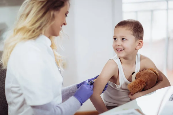 Médico Inyectando Vacunas Niño Medicamentos Atención Médica Concepto Pediátrico — Foto de Stock