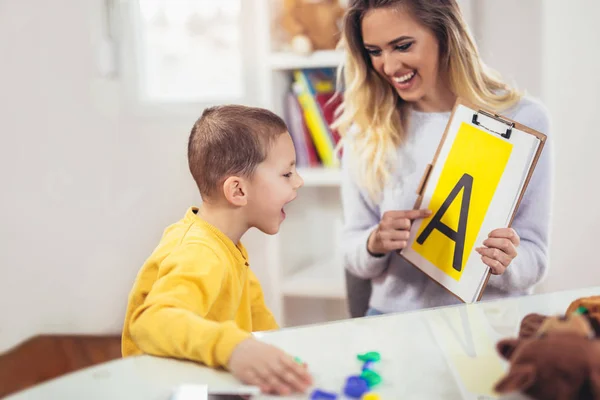 Terapeutul Vorbitor Învaţă Băiat Spună Litera — Fotografie, imagine de stoc