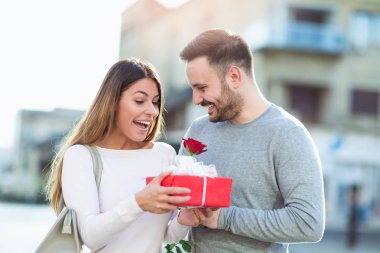 Adam sürprizler ve kadın ile bir hediye gül şehir