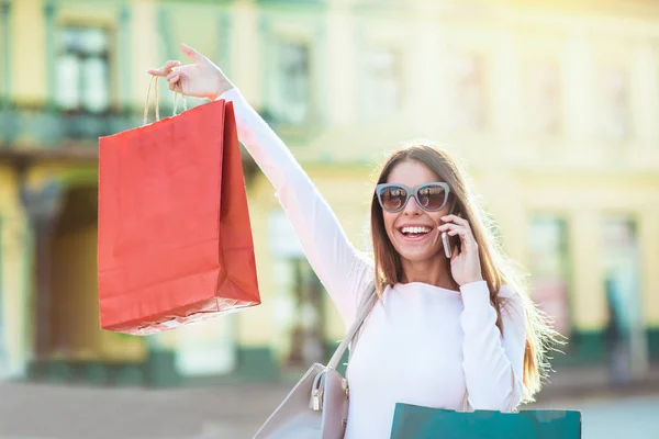 ショッピング 幸せな人々 のコンセプト 都市のショッピング バッグと美しい女性 — ストック写真