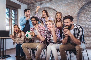 Mutlu arkadaş ya da futbol tv ve zaferini kutluyor izlerken futbol taraftarları. Dostluk, spor ve eğlence kavramı.