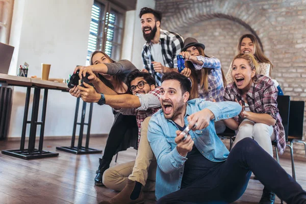 Travailleurs Jouant Des Jeux Vidéo Bureau — Photo