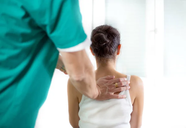 Chiropraktiker Massieren Wirbelsäule Und Rücken Der Patientin — Stockfoto