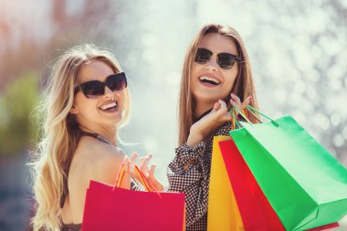 Mutlu arkadaş alışveriş. Genç arkadaşlar city, alışveriş keyfini alışveriş torbaları holding.