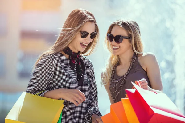 Venta Consumismo Concepto Gente Mujeres Jóvenes Felices Mirando Bolsas Compras —  Fotos de Stock