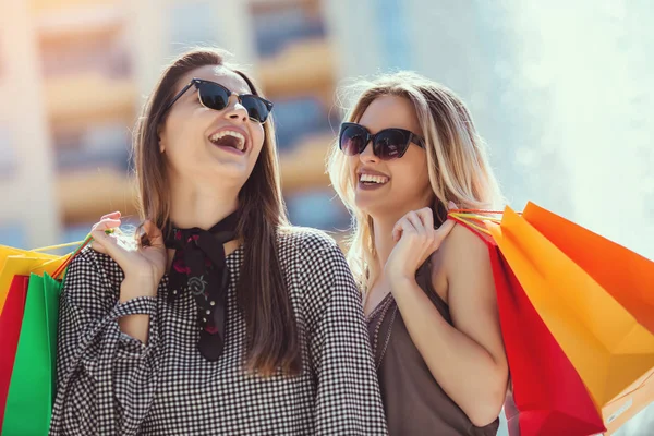 Glada Vänner Shopping Unga Vänner Njuter Shopping Staden Håller Kassar — Stockfoto