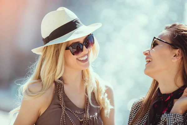 Gelukkig Vrouwen Praten Lachen Plezier Outdoor — Stockfoto