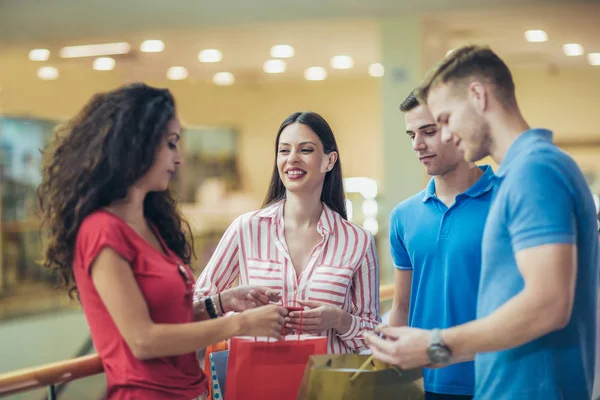 Grupo Jovens Amigos Compras Shopping Juntos — Fotografia de Stock