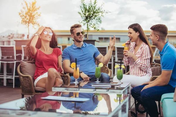 Amigos Divirtiéndose Bebiendo Cócteles Aire Libre Balcón Ático — Foto de Stock