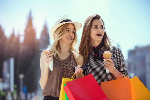 Happy Young Women Shopping Bags Ice Cream Having Fun City — Stock Photo, Image