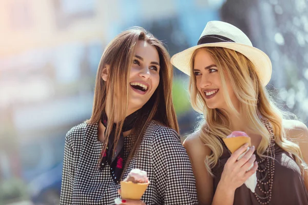 Mujeres Jóvenes Felices Con Bolsas Compras Helado Que Divierten Calle — Foto de Stock