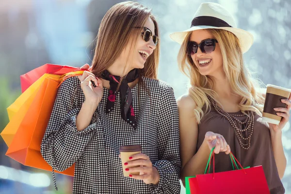 Glada Vänner Shopping Unga Vänner Njuter Shopping Staden Håller Kassar — Stockfoto