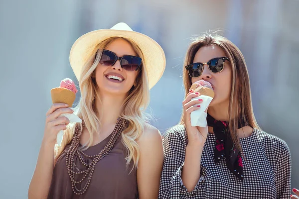 Heureuses Jeunes Femmes Avec Crème Glacée Amuser Dans Rue Ville — Photo