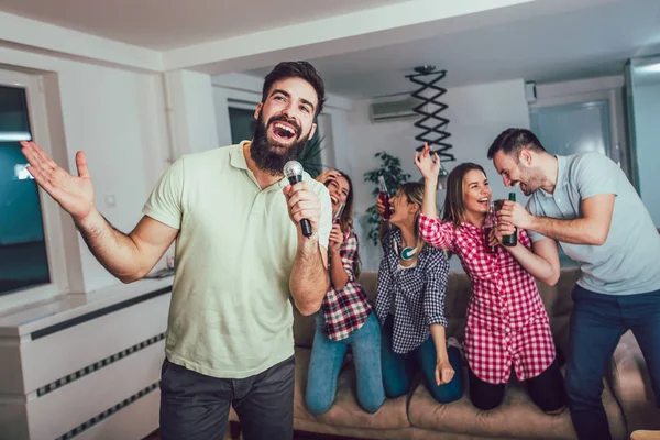 Grupo Amigos Jugando Karaoke Casa Concepto Sobre Amistad Entretenimiento Hogar — Foto de Stock