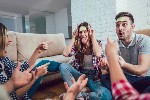 Amigos Felizes Jogando Jogo Adivinhem Quem Divertindo Casa — Fotografia de Stock