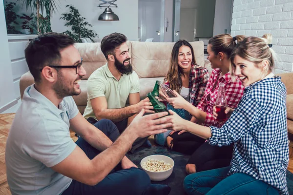Bir grup mutlu genç arkadaş evde bira içip eğleniyorlar.