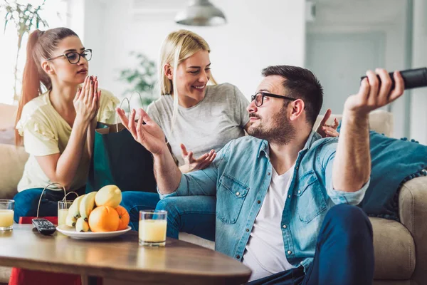 Mujeres Jóvenes Sentadas Casa Con Bolsas Después Compras Hombre Joven — Foto de Stock