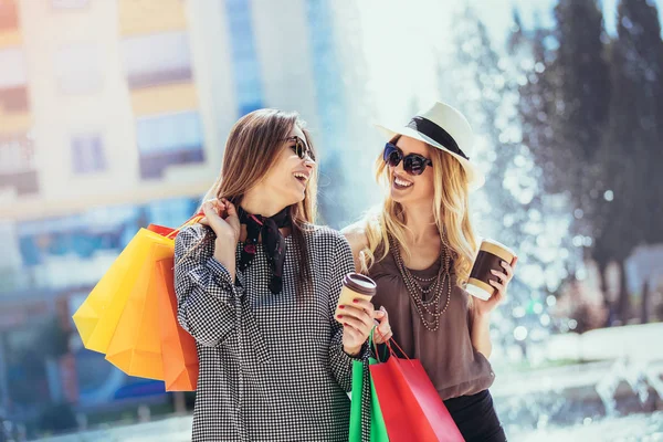 Glada Vänner Shopping Unga Vänner Njuter Shopping Staden Håller Kassar — Stockfoto