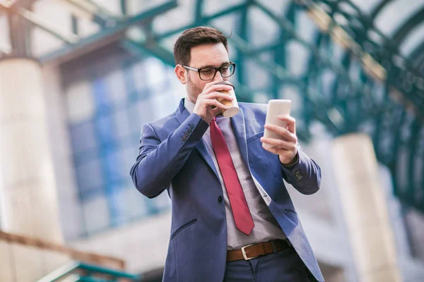 Empresário Usando Telefone Celular Beber Café Fora Prédio Escritórios Segundo — Fotografia de Stock