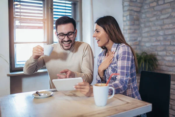 Smiling Couple Using Digital Tablet Home — Stock Photo, Image