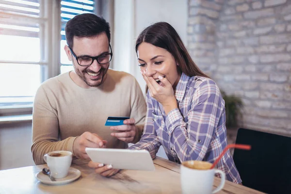 Pareja Sonriente Usando Tableta Digital Tarjeta Crédito Casa — Foto de Stock