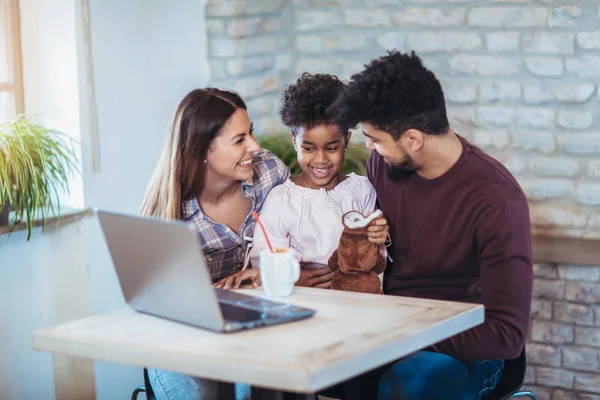 Meisje Gemengd Ras Ouders Laptop Thuis Gebruiken — Stockfoto