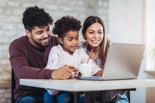 Girl Mixed Race Parents Use Laptop Home — Stock Photo, Image