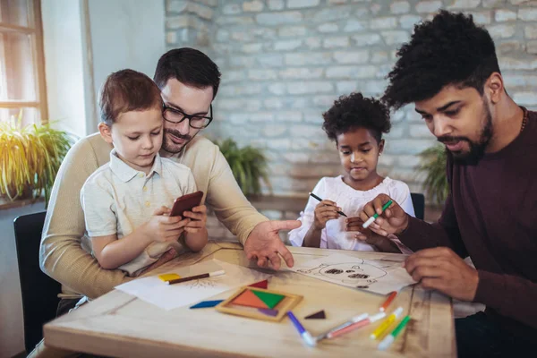 Dois Pais Jogam Jogos Educativos Com Seus Filhos Divertindo — Fotografia de Stock