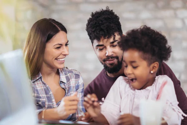Girl Mixed Race Parents Use Laptop Home — Stock Photo, Image