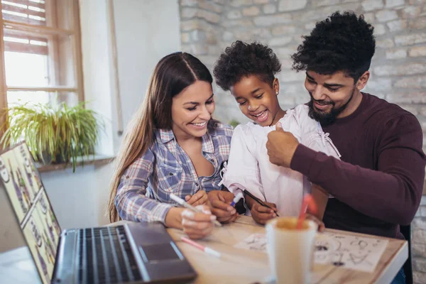 Mamma Och Pappa Med Dotter Flicka Och Blandad Ras Föräldrar — Stockfoto