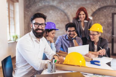 masada bir inşaat proje üzerinde mühendislerden oluşan ekip toplantısı