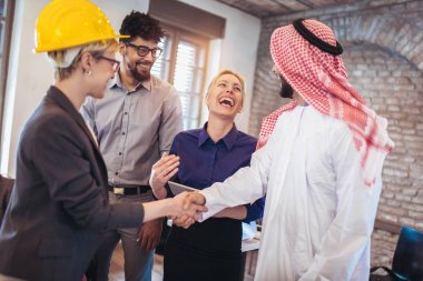 neşeli grup iş takım konuksever Arap işadamı