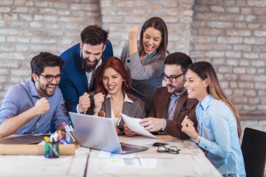  Grup genç iş adamları içinde smart casual giyim birlikte yaratıcı ofisinde çalışan